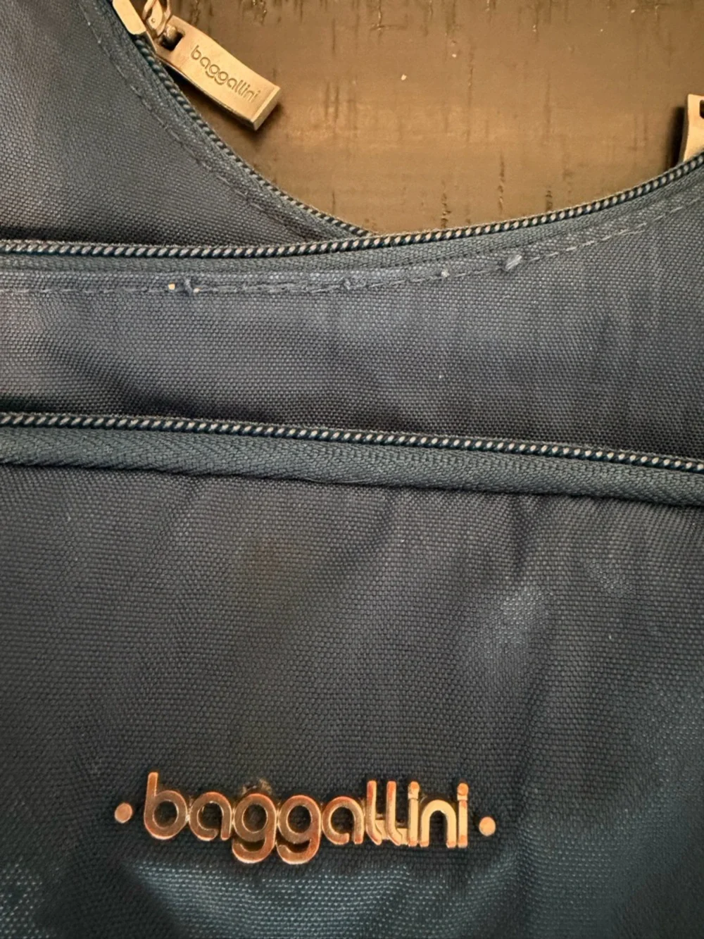 Baggallini blue crossbody pockets travel‎ casual adjustable